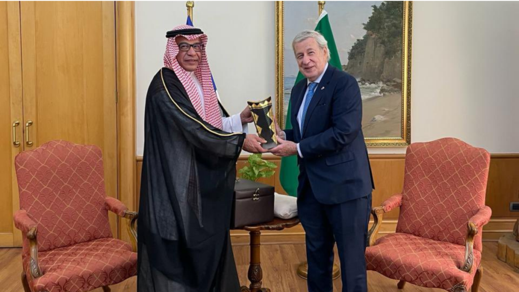 El embajador de Chile, Alberto van Klaveren, se reunió con su par de Arabia Saudita, Khalid Al Sallom.