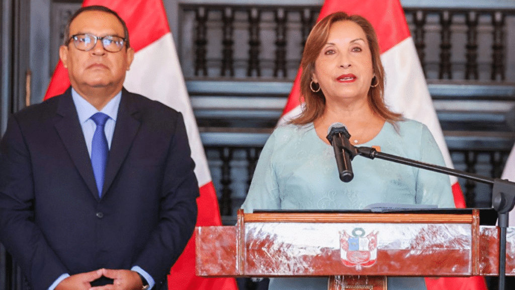 La presidenta y el primer ministro de Perú, Dina Boluarte y Alberto Otárola, respectivamente. 