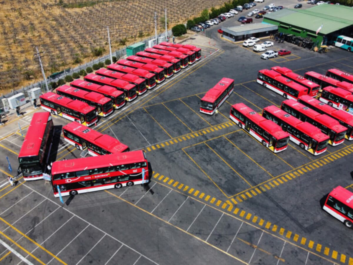 Experto en movilidad valoró incorporación de buses de dos pisos hacia el aeropuerto de Santiago y criticó a exdirector de Metro