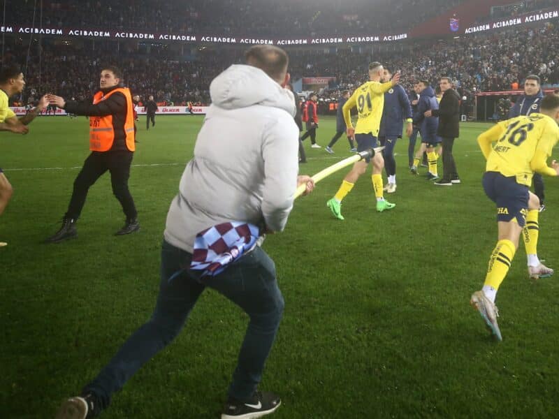 Barristas del Trabzonspor agreden a jugadores del Fenerbahçe.