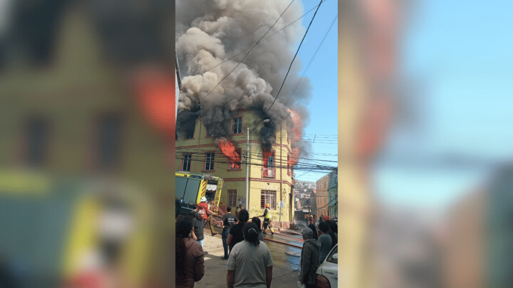 Incendio afecta a vivienda en Cerro Cordillera, en Valparaíso.