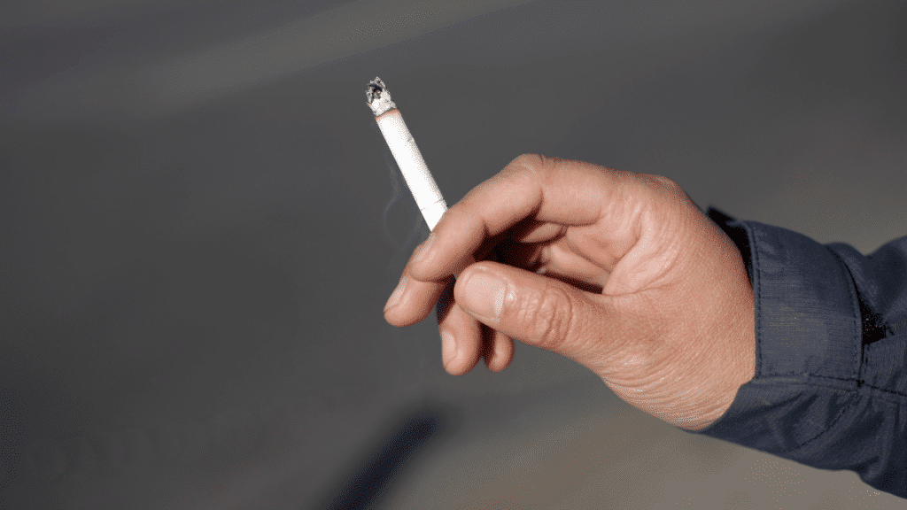 Investigador de MIDE UC por consumo de cigarro ilegal.