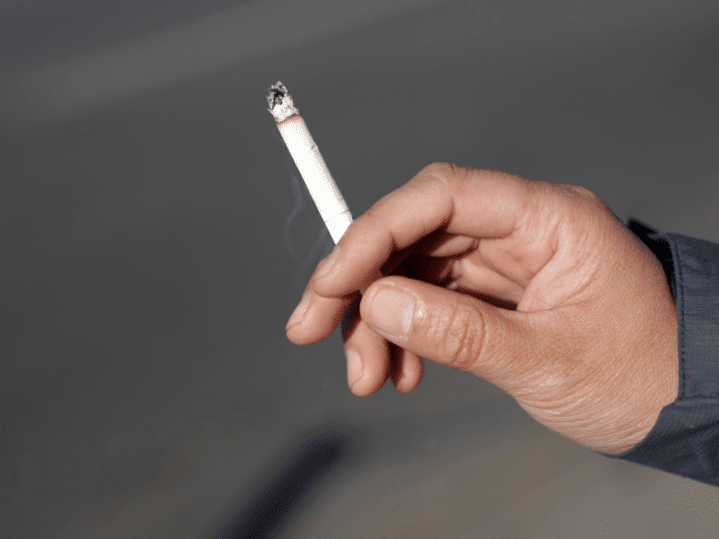 Investigador de MIDE UC por consumo de cigarro ilegal.
