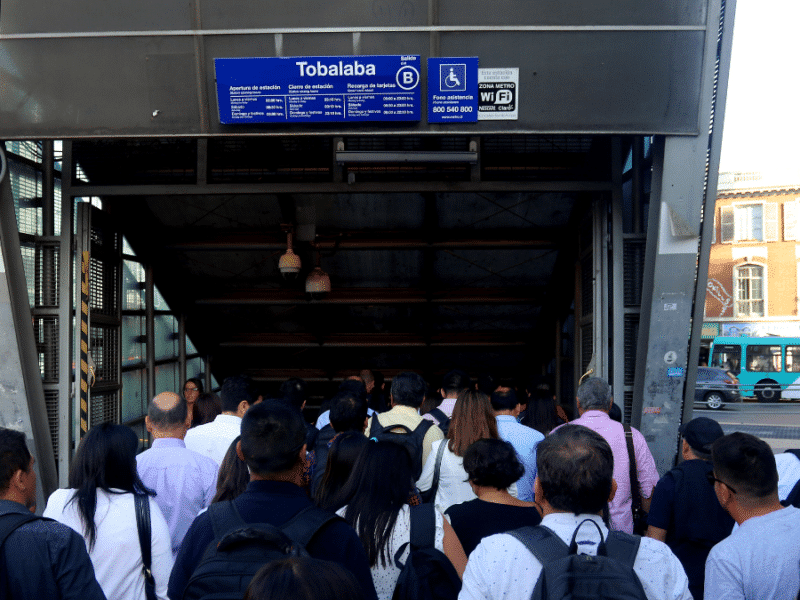 Metro de Santiago reporta falla técnica en Tobalaba.