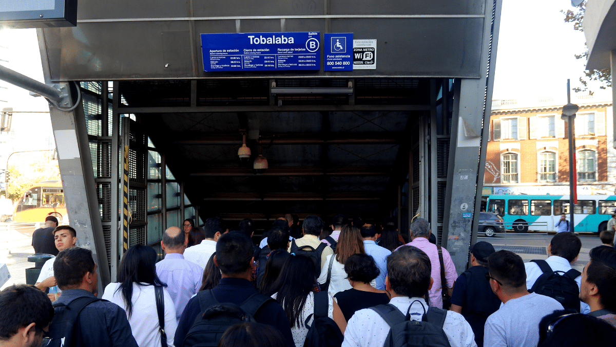 Metro de Santiago reporta falla técnica en Tobalaba.