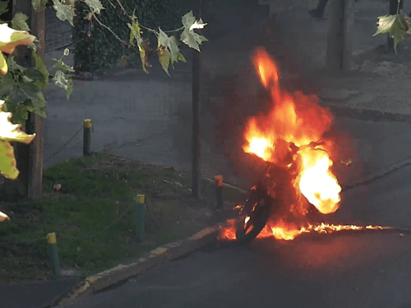 Las Condes: Sujeto es detenido tras quemar su moto durante una fiscalización