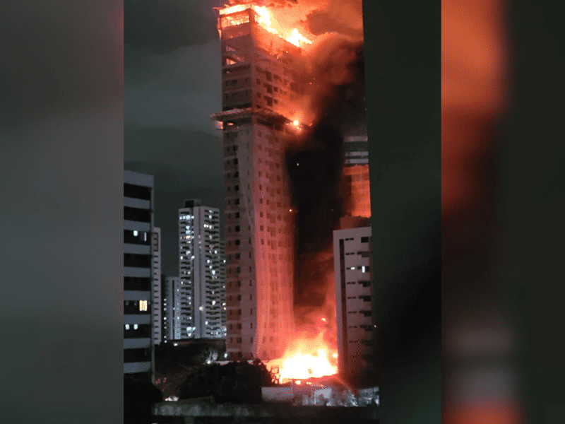 Brasil: Voraz incendio afectó a edificio en construcción de Recife