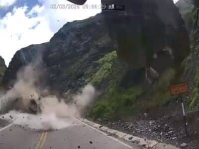 Video captó violento accidente en Perú: Camiones fueron aplastados por deslizamiento de rocas