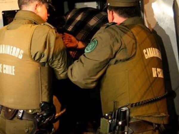 Carabineros logró la detención de tres sujetos en Las Condes, luego que intentaran asaltar a un conductor de vehículo que había sufrido un accidente