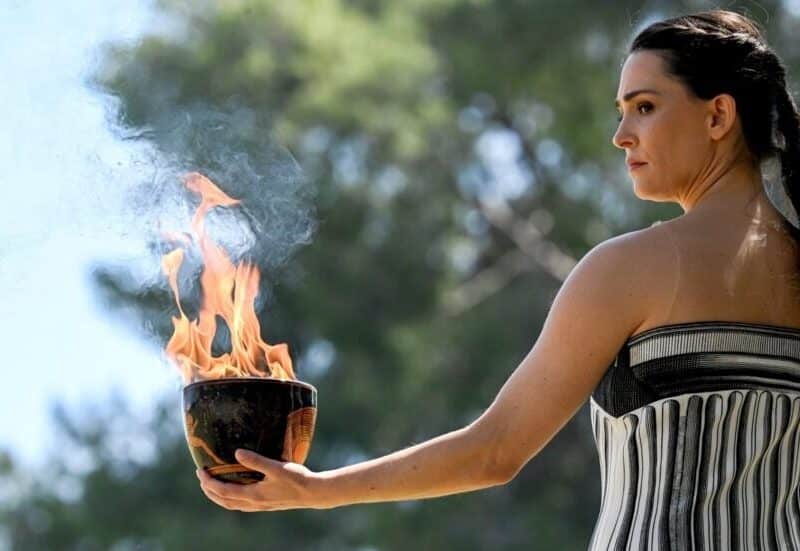 Se enciende el fuego olímpico en Atenas.