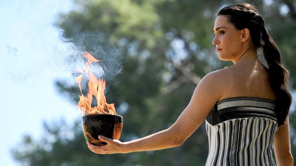 Se enciende el fuego olímpico en Atenas.