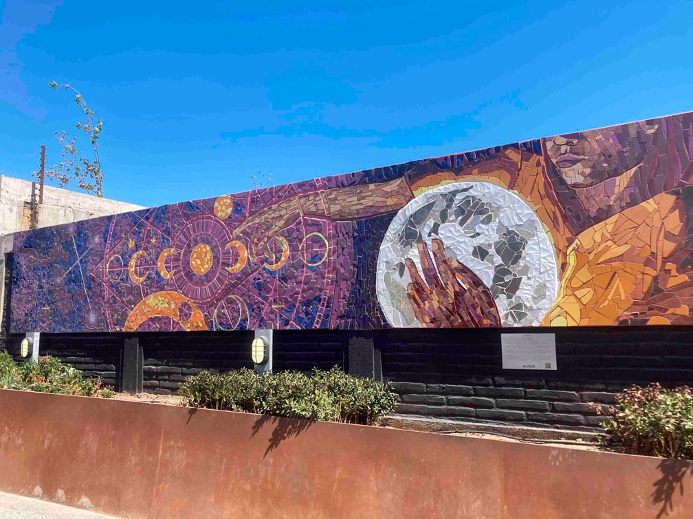 En el marco de extensión de la Línea 2 del Metro de Santiago, se inauguraron dos extensos murales creados por las reconocidas artistas Valeria Merino y Jennifer Díaz.