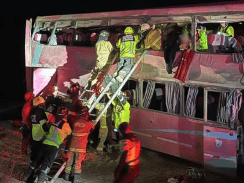 Confirman un segundo fallecido tras volcamiento de un bus en Calama