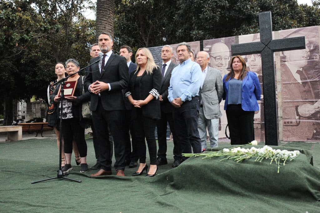 La directiva, diputados, senadores y dirigentes históricos de la UDI participan de romería en recuerdo de Jaime Guzmán, a 33 años de su muerte, en la tumba del Cementerio General.