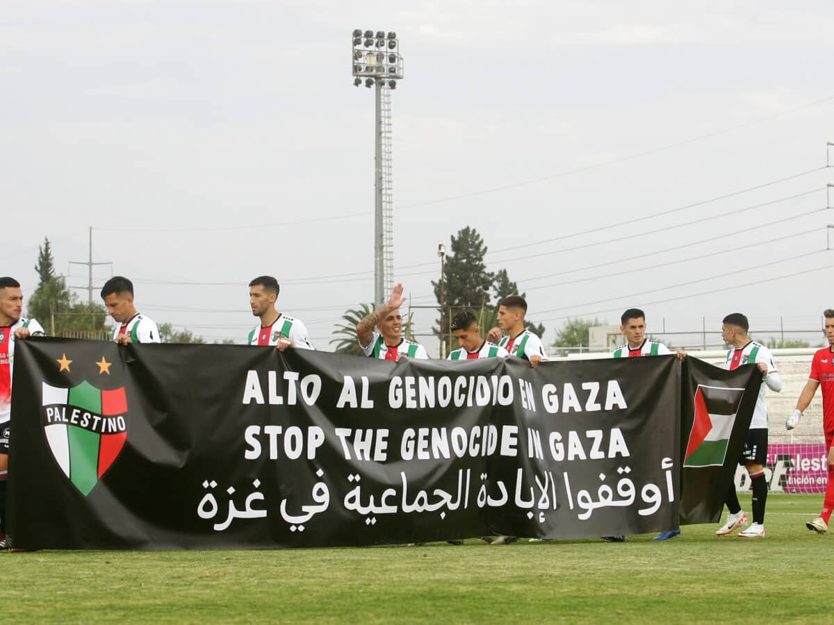 Árbitro denuncia lienzo utilizado por Palestino pidiendo un “Alto al genocidio en Gaza”