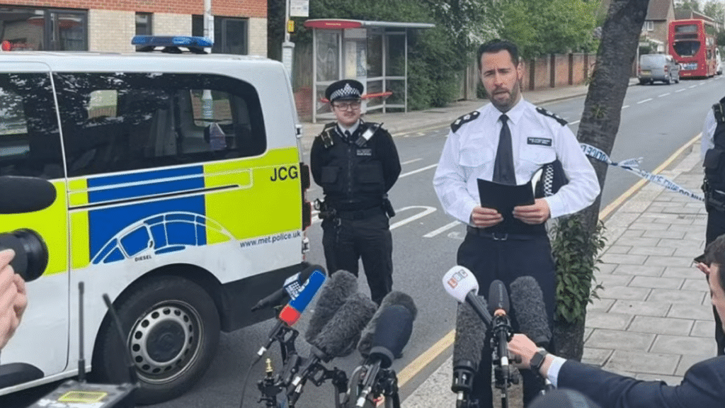 Un adolescente de 14 años murió y otras cuatro personas resultaron heridas por un ataque perpetrado este martes por la mañana con una espada en Hainault, en el noreste de Londres.