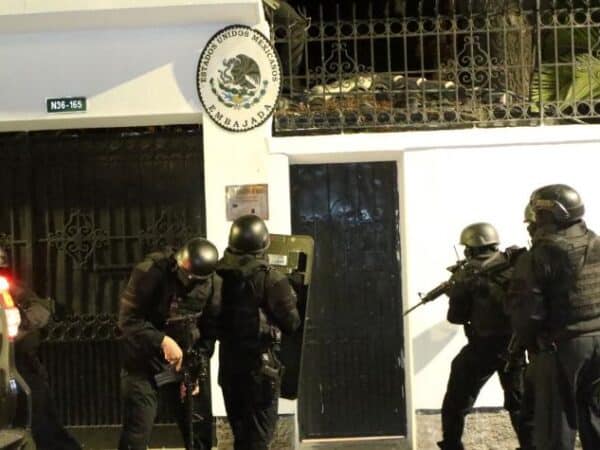 Ecuador calificó como “excepcional” y “aislado” asalto a embajada de México en Quito