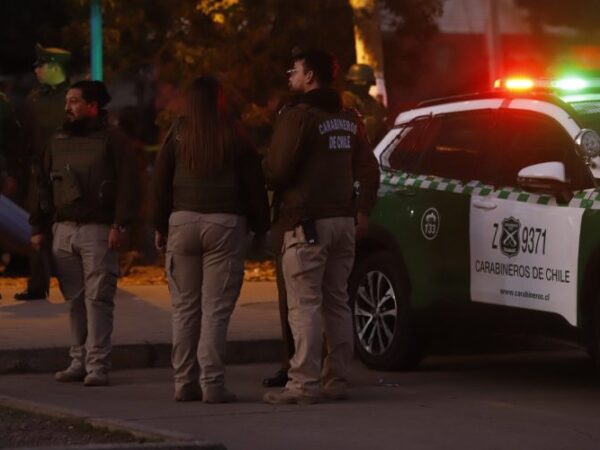 Extranjero queda en riesgo vital tras ser baleado por Carabinero: Intentó escapar de un allanamiento en Estación Central
