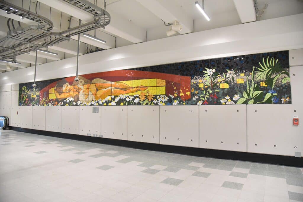 En el marco de extensión de la Línea 2 del Metro de Santiago, se inauguraron dos extensos murales creados por las reconocidas artistas Valeria Merino y Jennifer Díaz. 