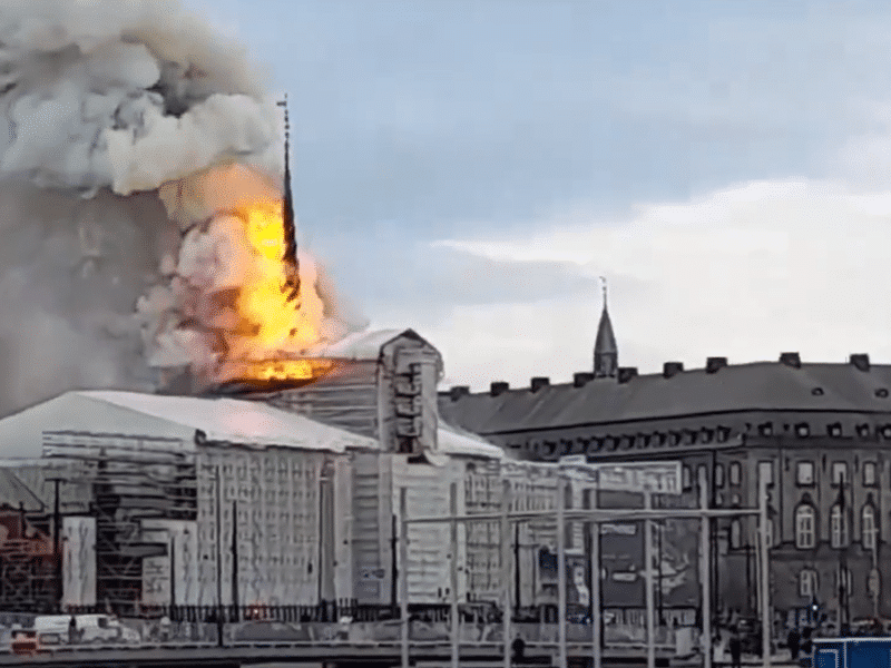 Dinamarca Incendio afectó a histórico edificio de la Bolsa de Copenhague