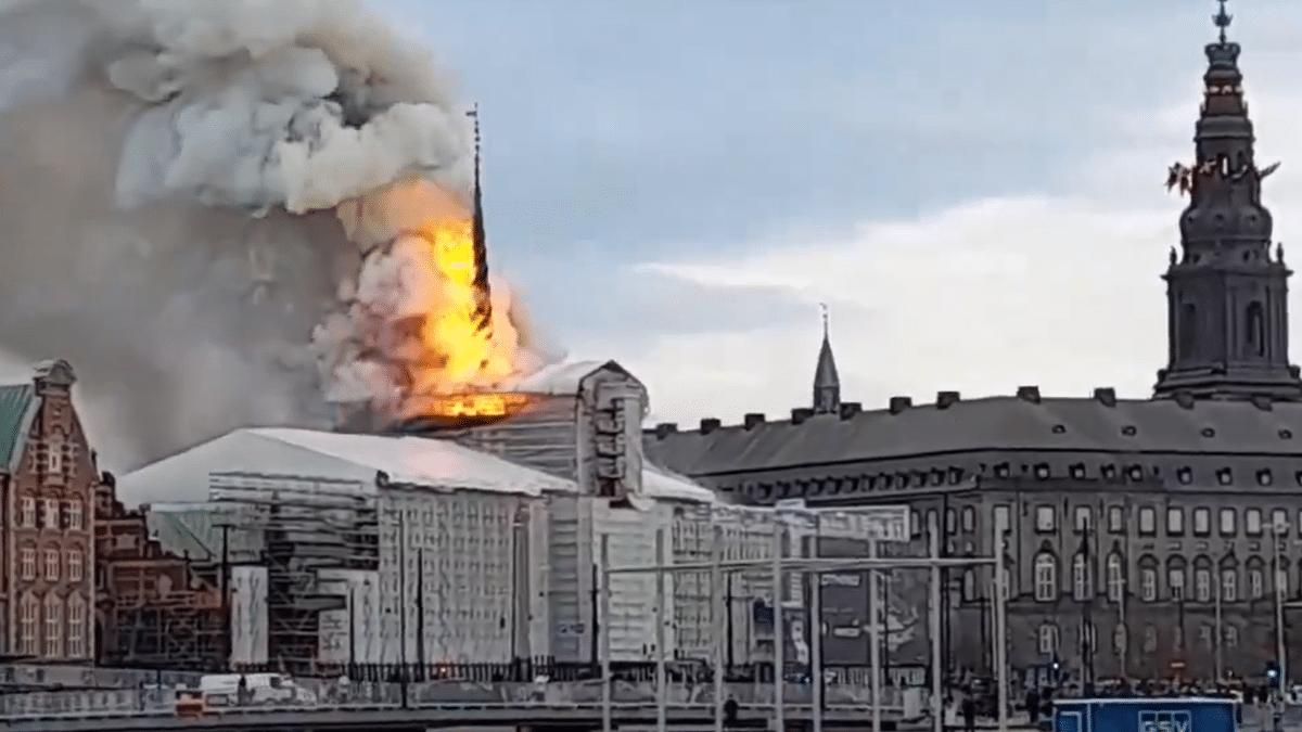 Dinamarca Incendio afectó a histórico edificio de la Bolsa de Copenhague