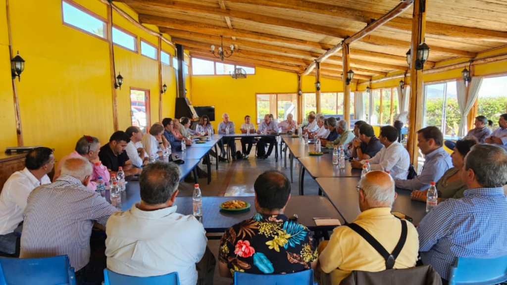 En respuesta a la crisis hídrica que enfrenta la región de Coquimbo, representantes de la Sociedad Nacional de Agricultura (SNA) se reunieron en Ovalle.