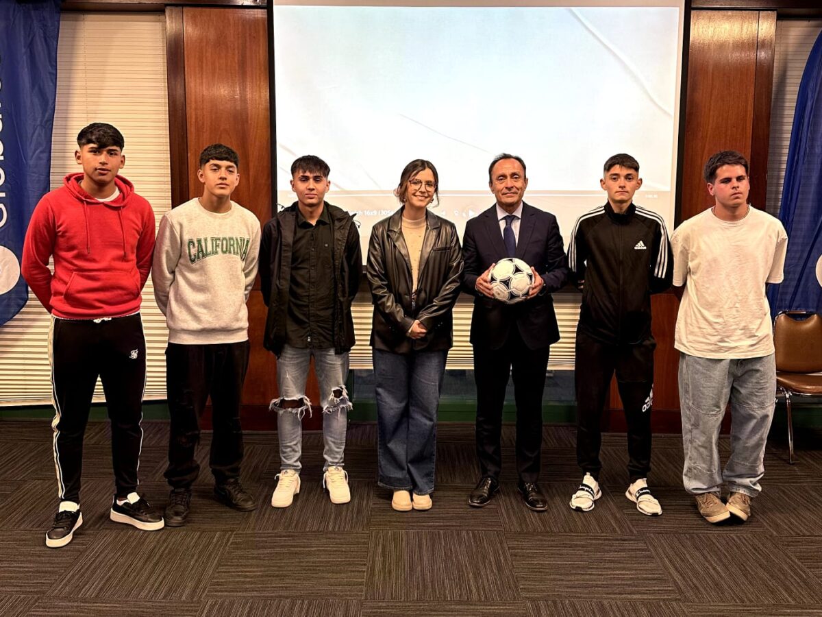Ministro del Deporte y exfutbolistas con pasado en Europa sorprendieron a seleccionados chilenos que entrenarán con las juveniles del FC Bayern Múnich