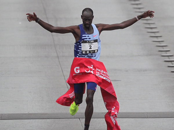 Keniata Edwin Koech se consagra campeón del Maratón de Santiago 2024