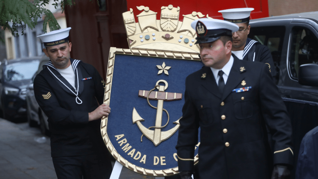 Presidente Boric participa del velorio del teniente Emmanuel Sánchez.