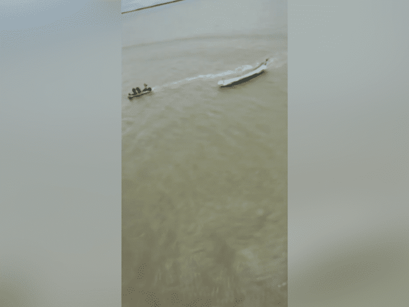 Remolcan a tierra embarcación que fue encontrada con varios cadáveres frente a las costas de Brasil