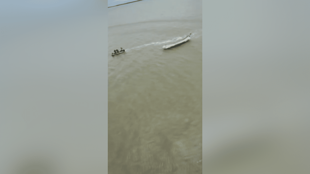Remolcan a tierra embarcación que fue encontrada con varios cadáveres frente a las costas de Brasil