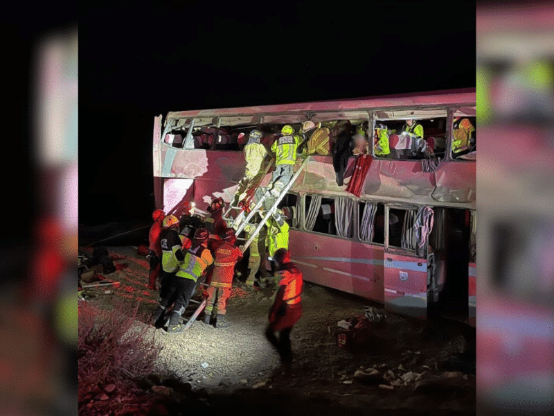 Calama: Volcamiento de bus deja al menos un fallecido y 40 personas heridas