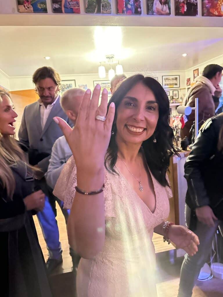 Una emocionada Karla Rubilar dio el "sí" a la propuesta de matrimonio de Christian Pino.