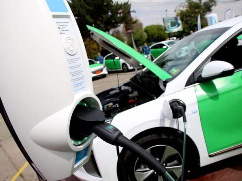El boom de los vehículos eléctricos: Proyectan que 1 de cada 5 autos vendidos en el mundo serán con energía renovable en 2024
