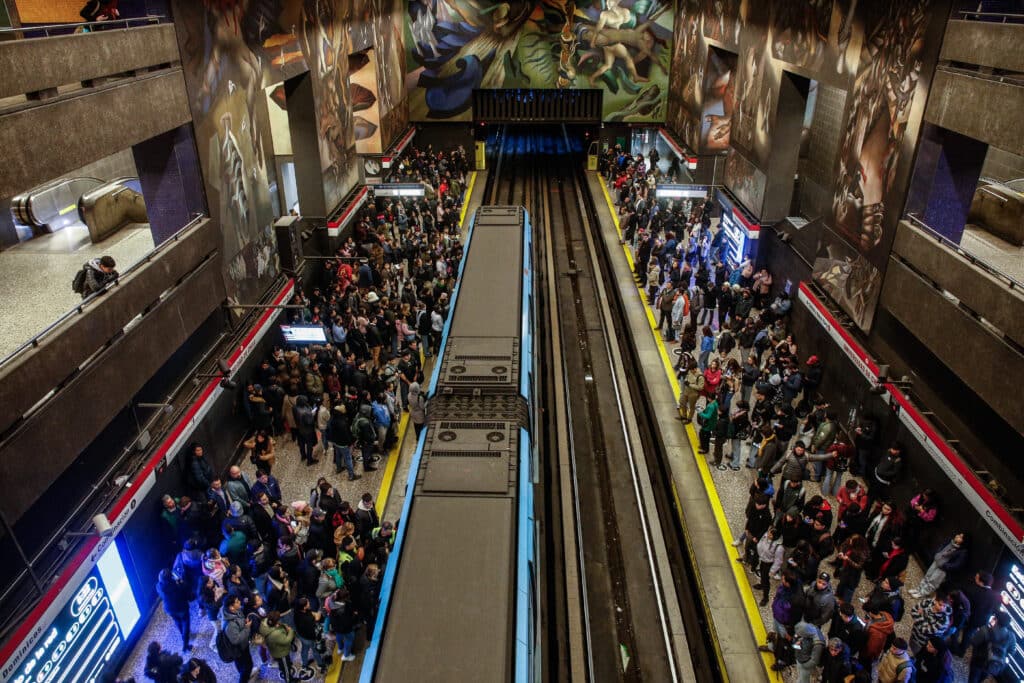Metro anunció la normalización del servicio en toda la Línea 1, tras falla que provocó el cierre de diversas estaciones.