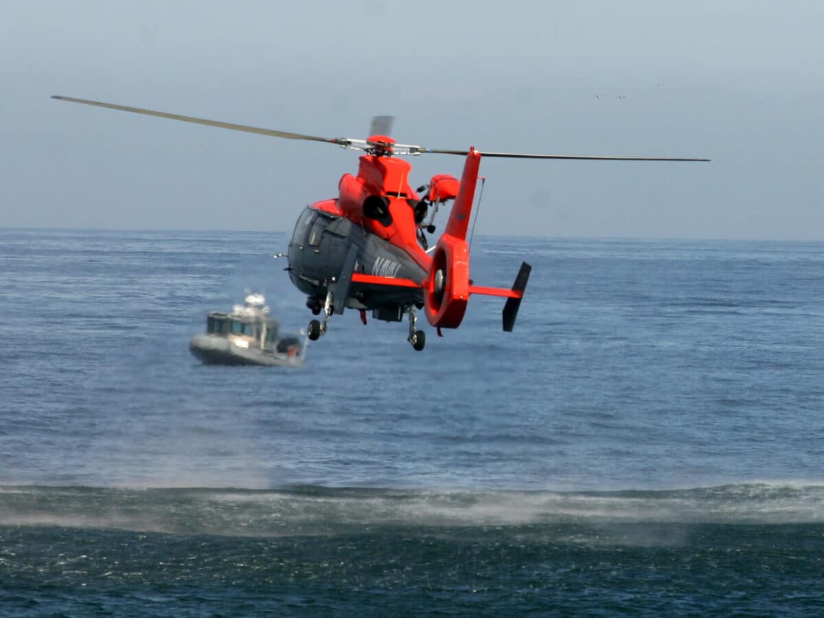 Funcionaria de la Armada cayó desde un helicóptero en playa de Viña del Mar