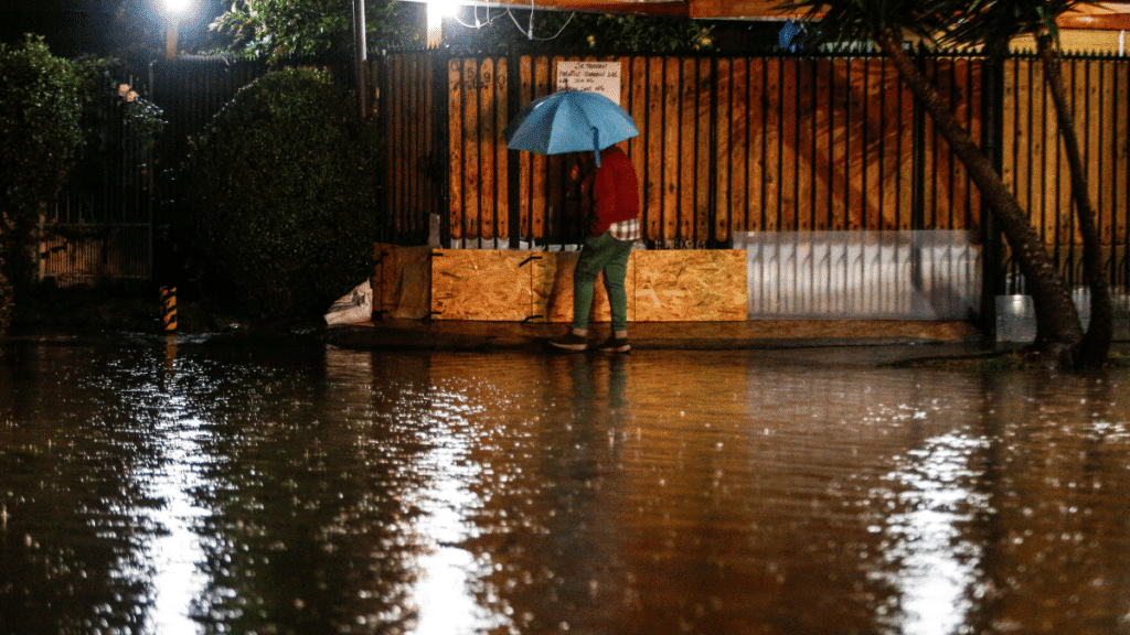Las fuertes lluvias provocan anegamientos en Quilicura. 