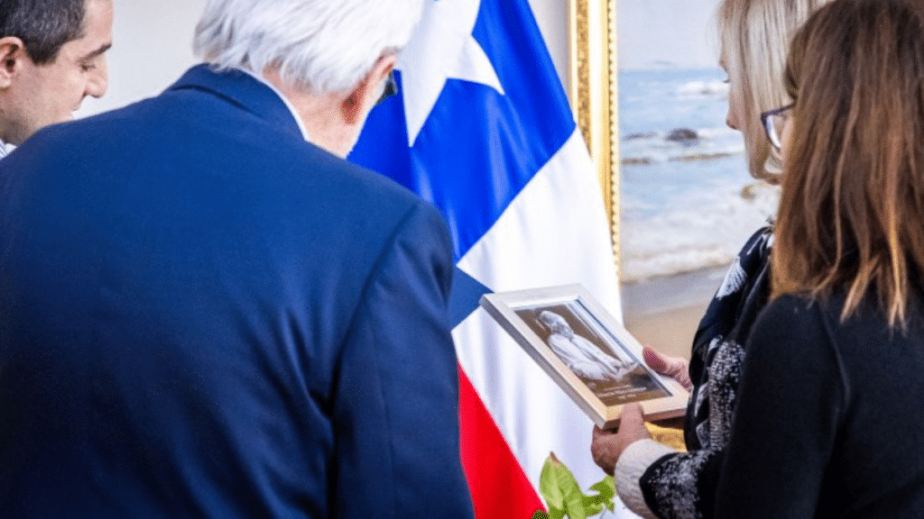 Canciller Van Klaveren entrega libro de condolencias a familia del expresidente Piñera.