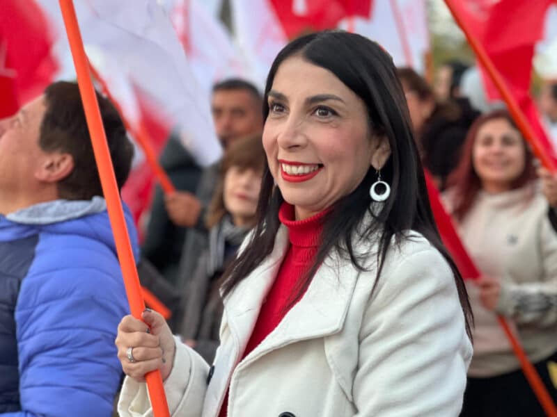 Karla Rubilar inició campaña con banderazo en Puente Alto: “Esperamos poder congregar, motivar y conquistar corazones de nuestros vecinos”