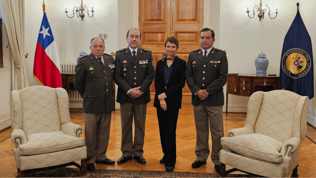 Presidente nacional de Bomberos, Juan Carlos Field, en reunión con la ministra del interior, Carolina Tohá.