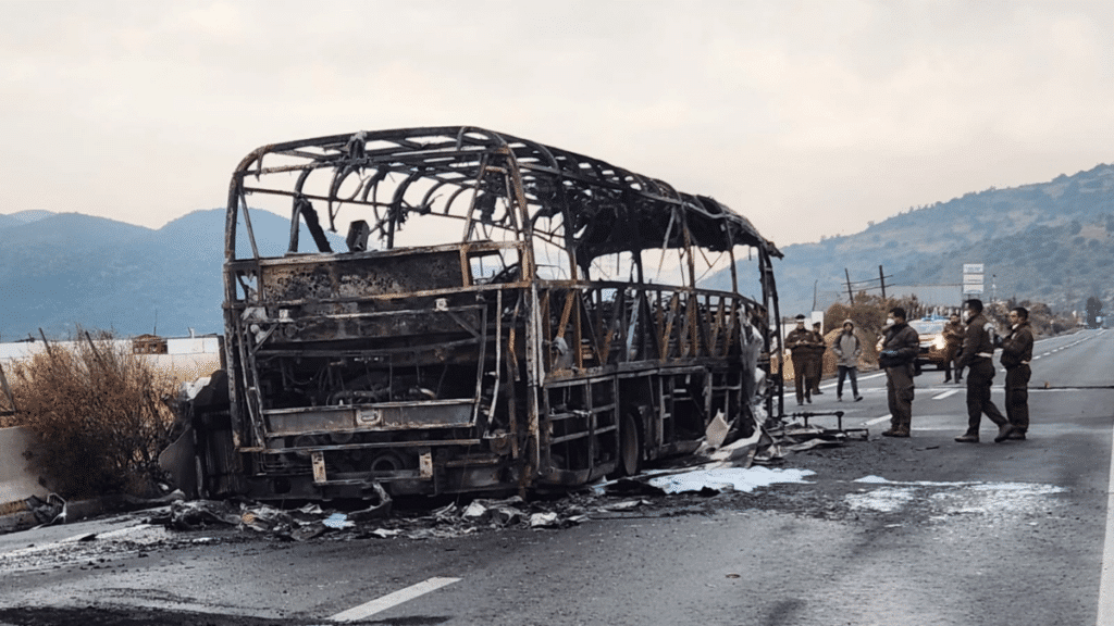 Dos encapuchados habrían quemado un bus minero en la Carretera El Cobre. 