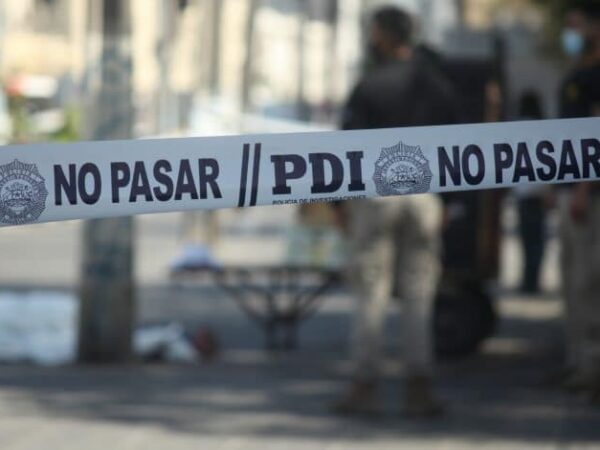 Asaltan y asesinan de un disparo a turista peruano en Santiago